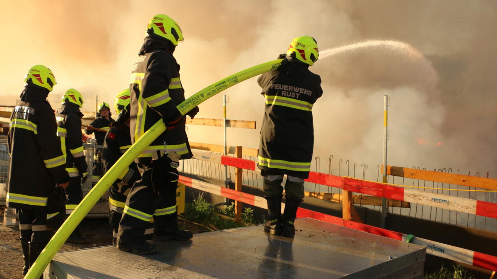 Feuerwehr Gro Einsatz Auf Bei Brand Auf Baustelle Im Bezirk Tulln