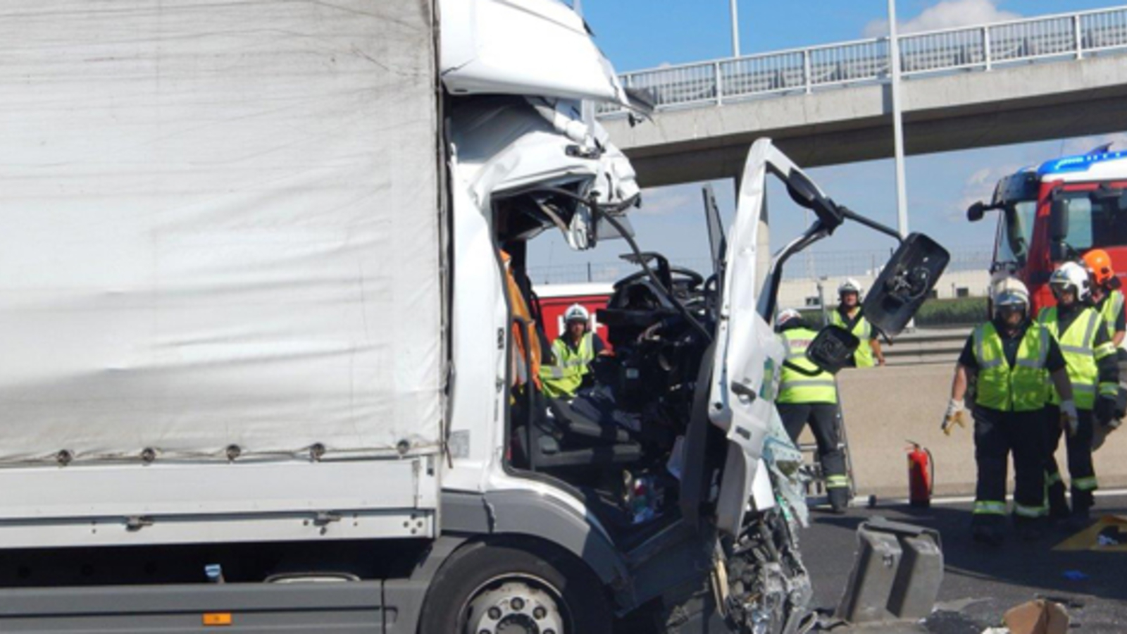 Horror Crash In Wien Lkw Lenker Schwer Verletzt Oe At