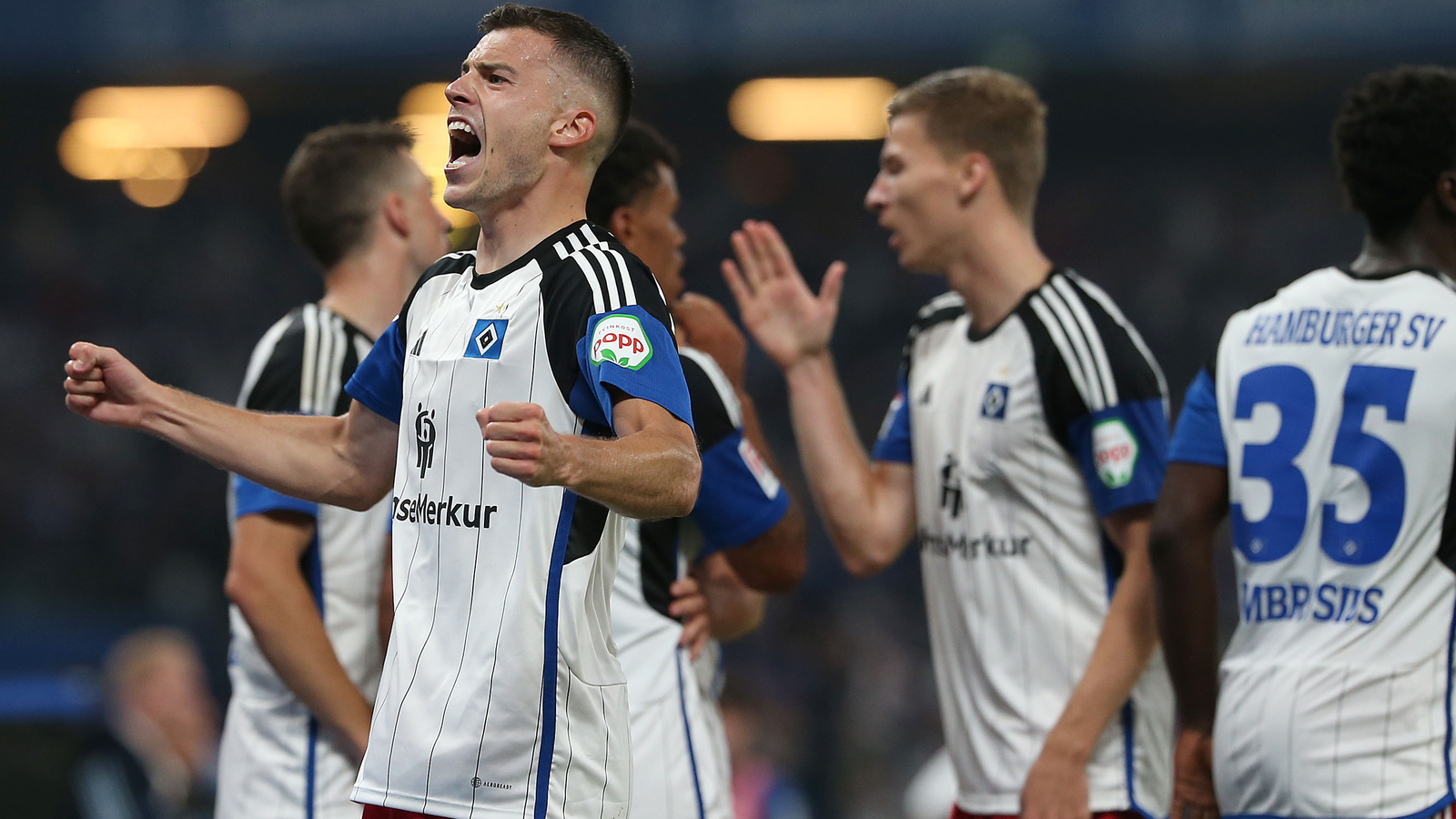 Hsv Gewinnt Tor Spektakel Gegen Schalke Zum Ligastart Oe At