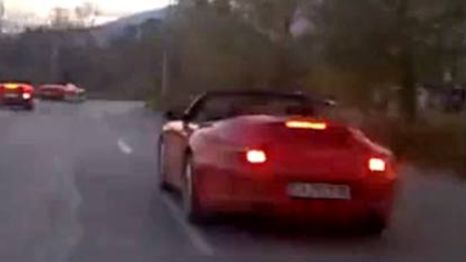 Ferrari Rast In Gegenverkehr