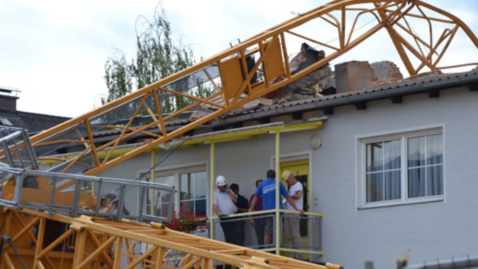 Kran St Rzt Auf Haus Ein Verletzter