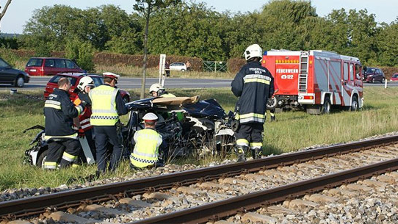 Zug Schleift Auto Mit Ein Schwerverletzter