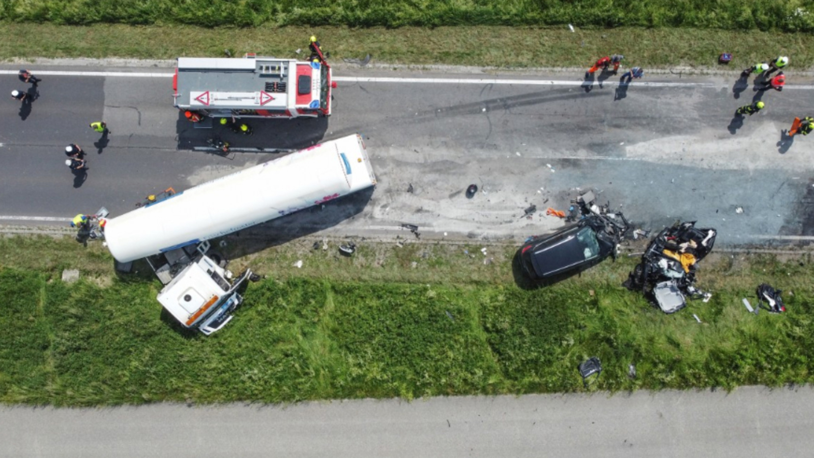 Horror Crash in OÖ 19 Jähriger crasht frontal in LKW tot oe24 at