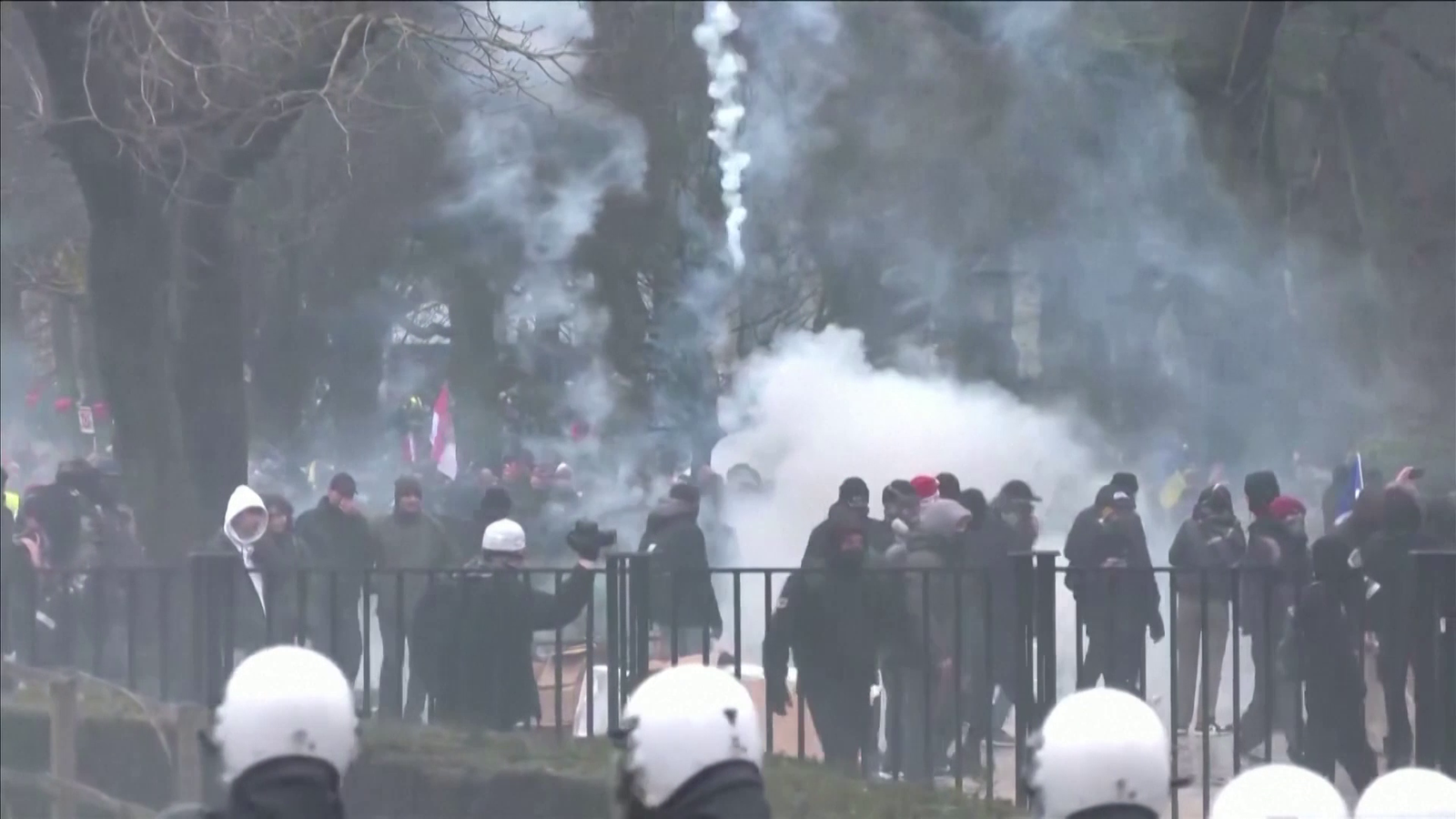 Ausschreitungen bei Corona Demo in Brüssel oe24 at