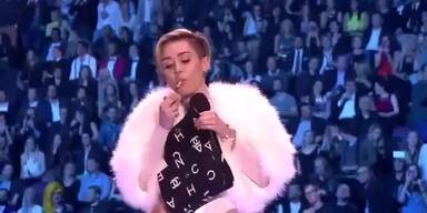 Miley Cyrus raucht Joint bei EMAs