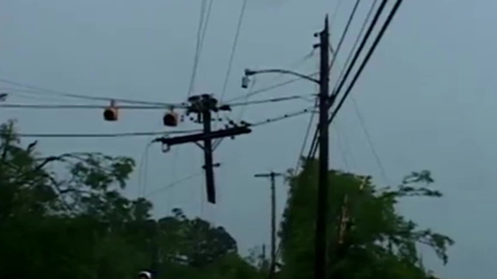 Schäden eines Tornados oe24.at