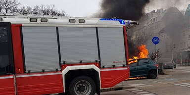 Auto brennt mitten in Wien