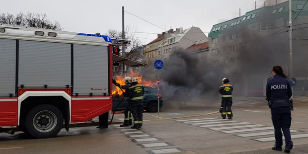 Auto brennt mitten in Wien
