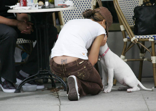 Jessica Alba zeigt sich mit Tattoo