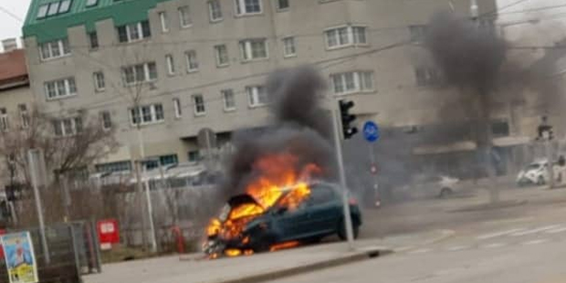 Auto brennt mitten in Wien
