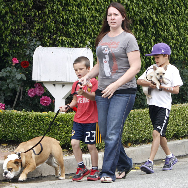 Romeo & Cruz Beckham mit Hündin Coco und Nanny