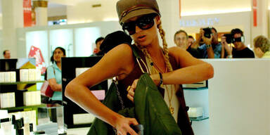 070101_Paris Hilton Shopping_EPA