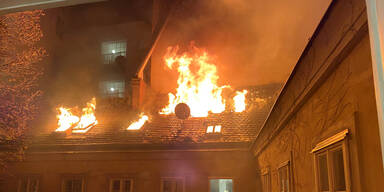 Spektakulärer Dachbrand mitten in Wien
