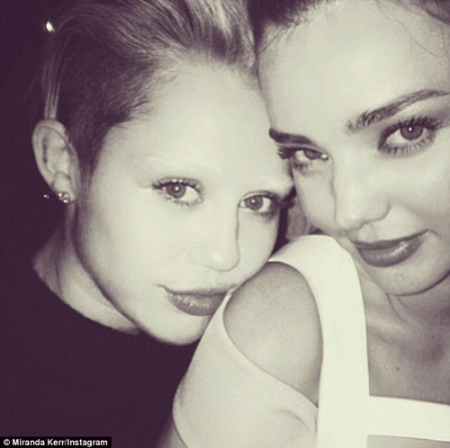 Miley Cyrus mit gebleichten Augenbrauen