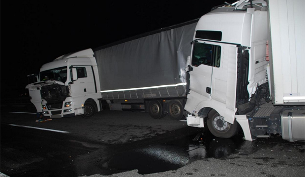 Nach Lkw-Kollision auf A1 crasht Kleinbus in Polizeiauto