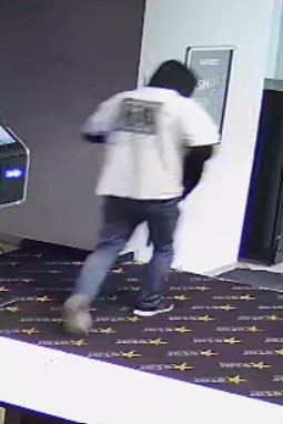 Bewaffneter Überfall: Polizei sucht diesen Mann