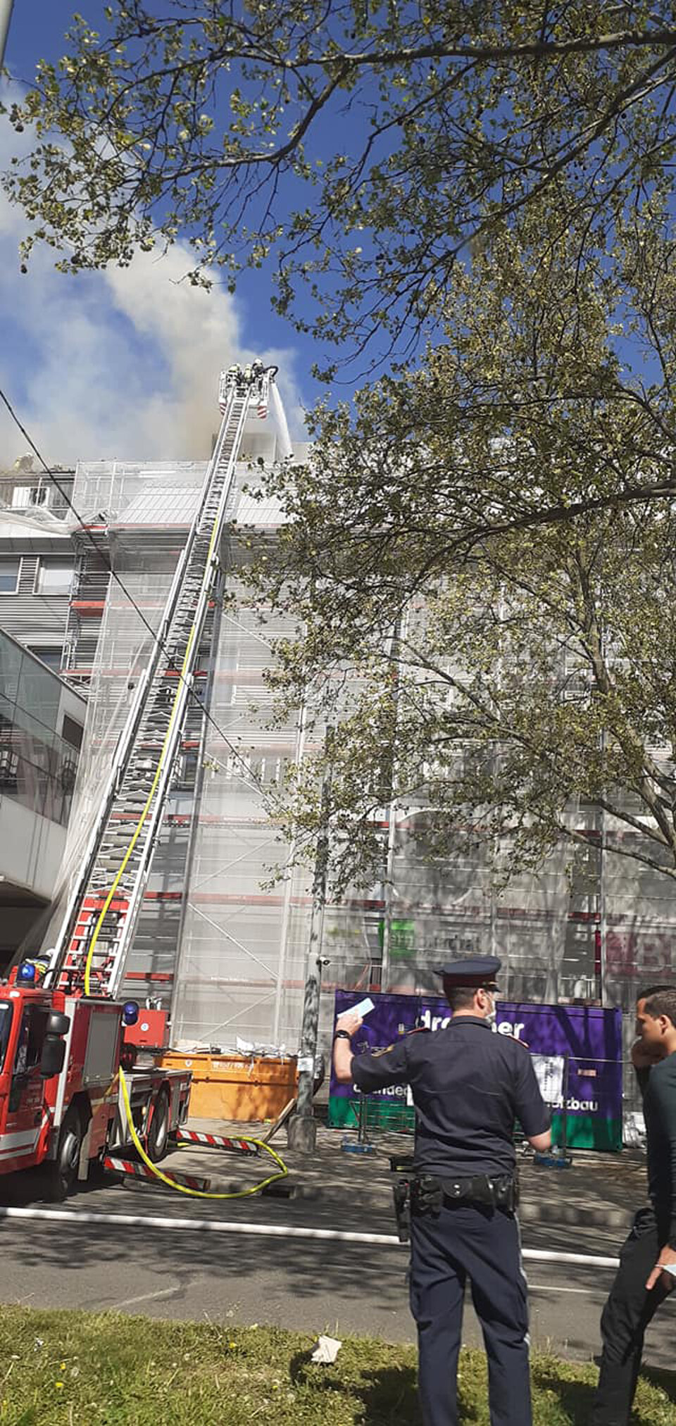 Großbrand in Wiener Donauzentrum: Feuer unter Kontrolle