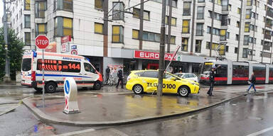 Rettungsauto crasht mit Taxi in Wien