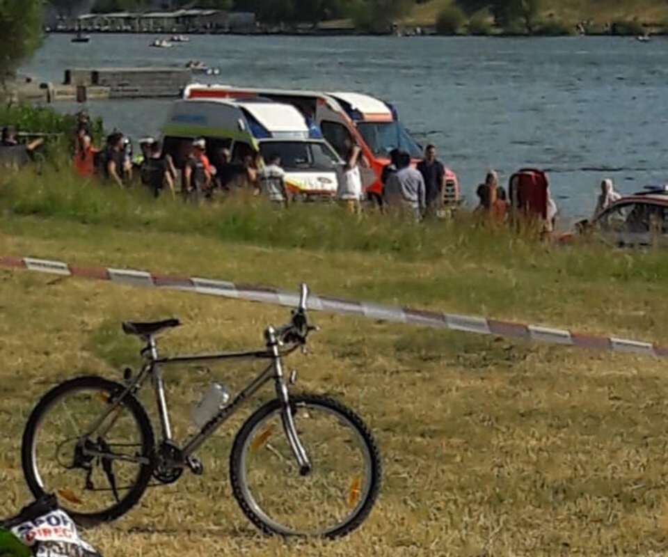 Familie geht in Donau unter - Zeugen retten sie