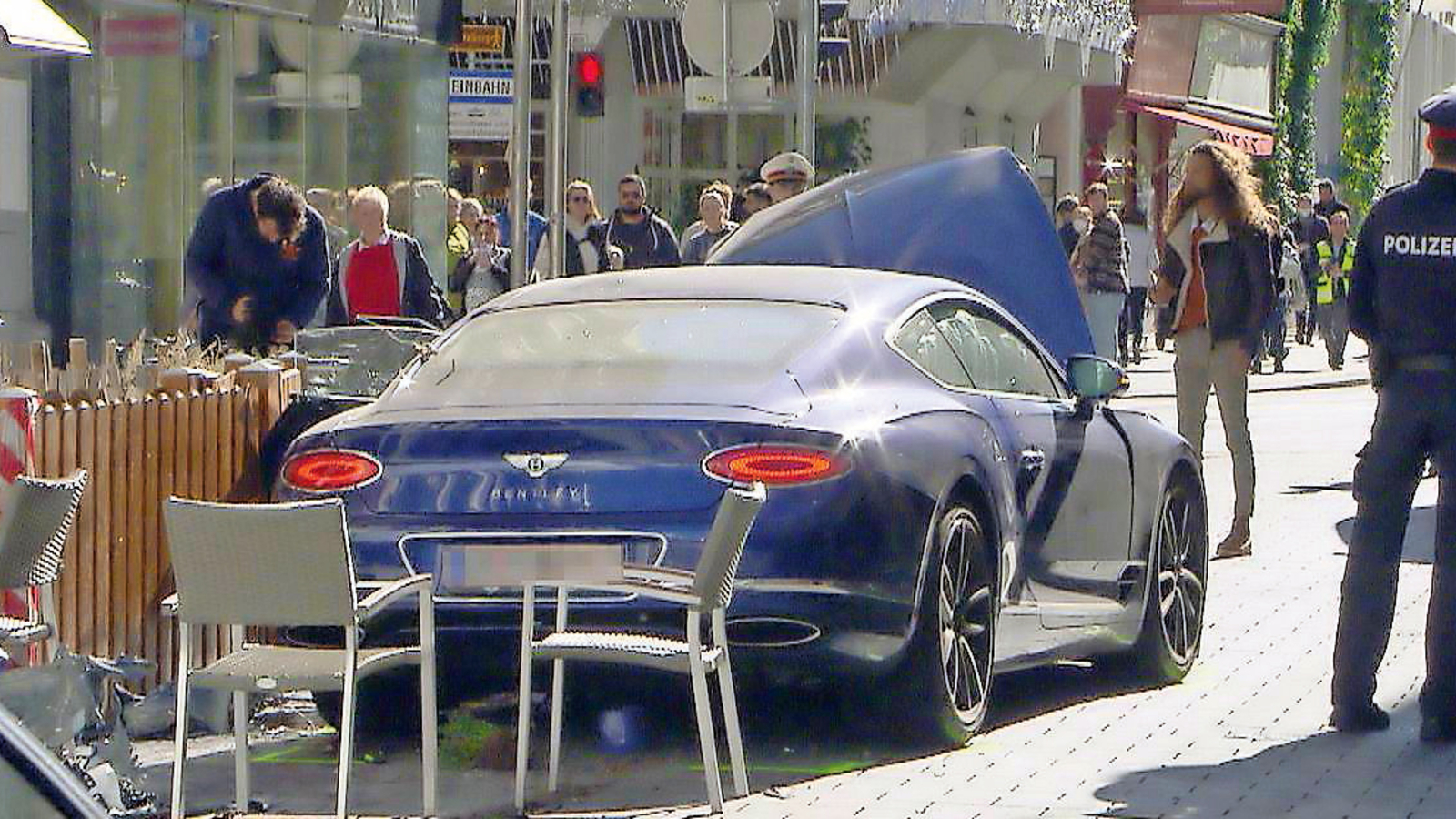 Bentley nach Crash beschlagnahmt oe24.at