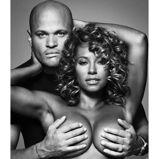 Mel B. zieht sich mit ernsten Hintergrund für Cover aus