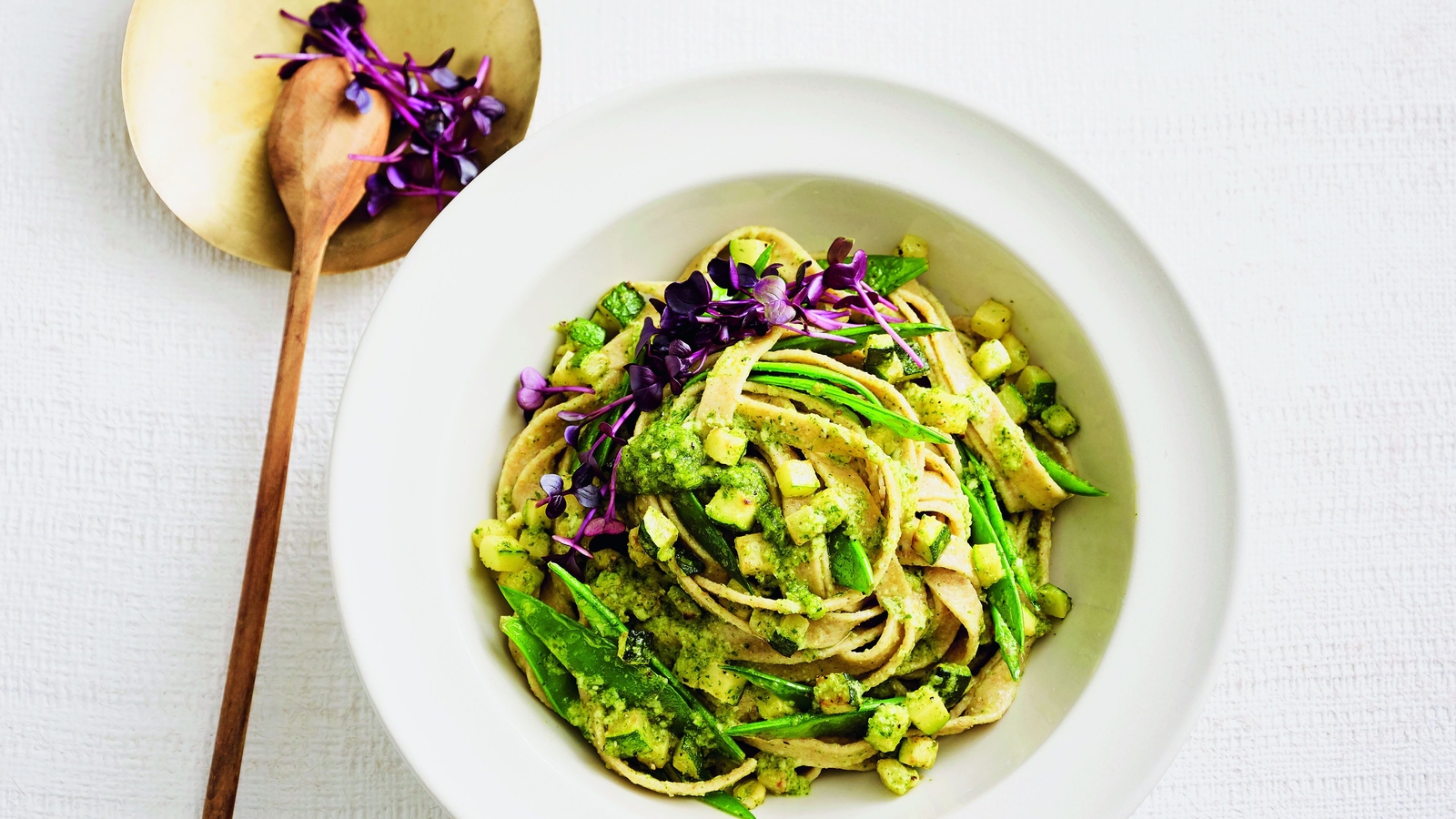 Selbst gemachte Dinkel-Vollkornpasta mit Gemüse und Petersilien-Minz-Pesto