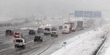 Schneefall brachte Verkehr ins Schleudern