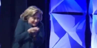Hillary Clinton mit Schuh beworfen