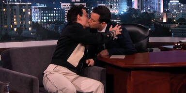 Johnny Depp küsst Jimmy Kimmel