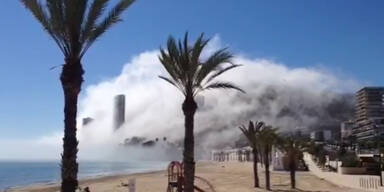 Mysteriöser Geister-Nebel über spanischem Strand