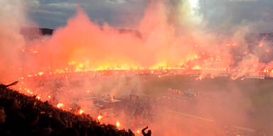 Ein Stadion versinkt in Pyrotechnik