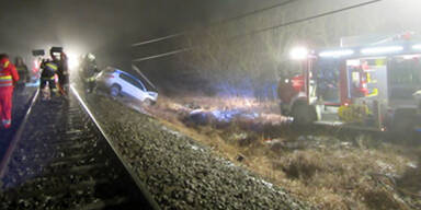 Zug erfasst quer stehendes Auto - Ein Toter