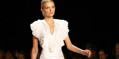 Schöne Kombi mit weißem Sommerkleid