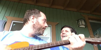 Mann singt für seine an Alzheimer erkrankte Mutter