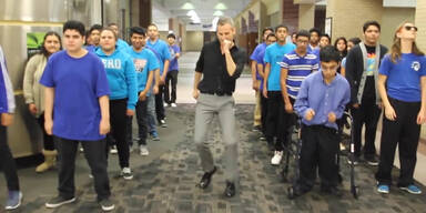 Uptown Funk: Lehrer tanzt durch die Schule