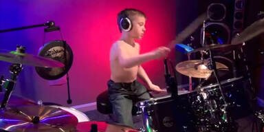 Kind rockt das Schlagzeug