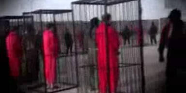 IS-Gefangene in Käfigen