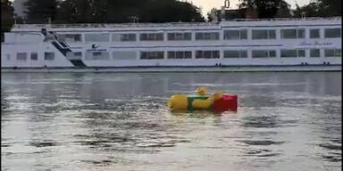 Riesiger LEGO-Mann treibt auf Donau