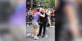 Cop tanzt mit Mann auf Gay Pride Parade
