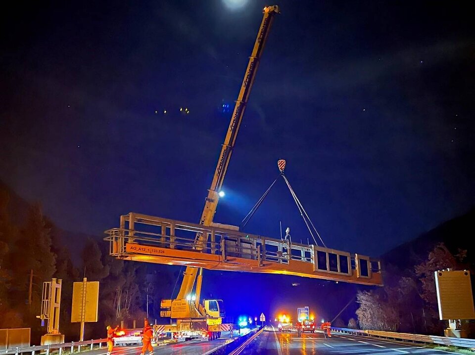 Lkw prallte gegen VBA-Anlage – Autobahn gesperrt