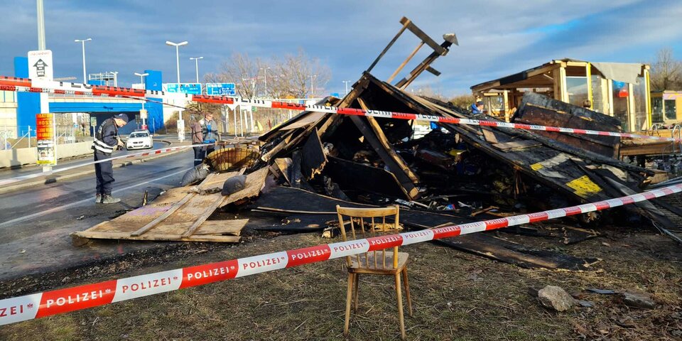 Brand bei besetzter Lobau-Baustelle