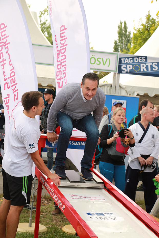 Sportminister Strache als Überflieger