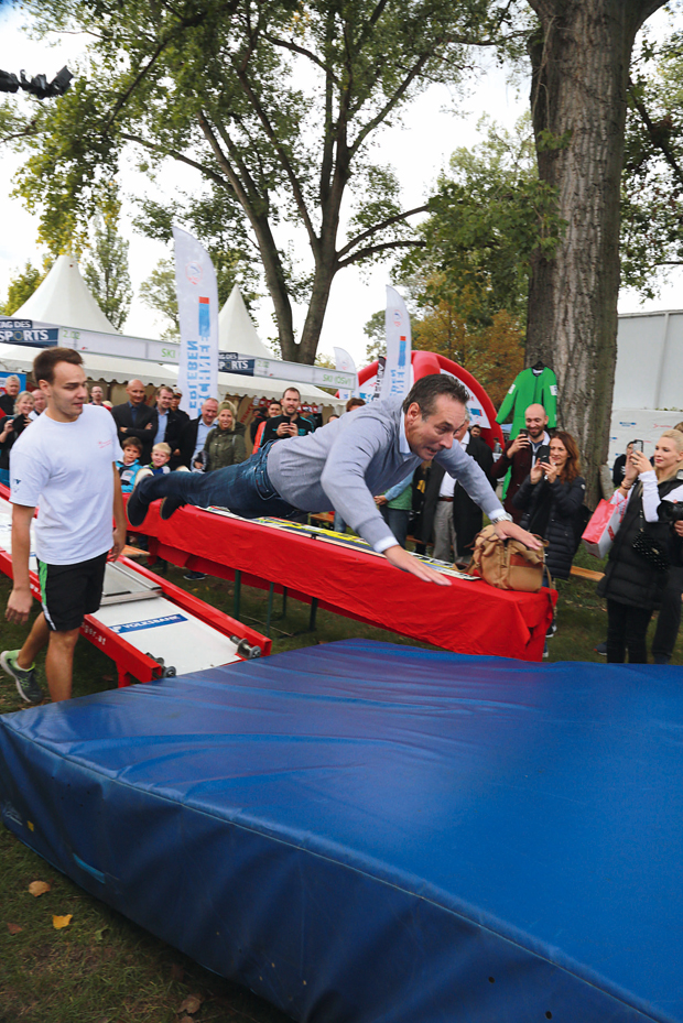Sportminister Strache als Überflieger