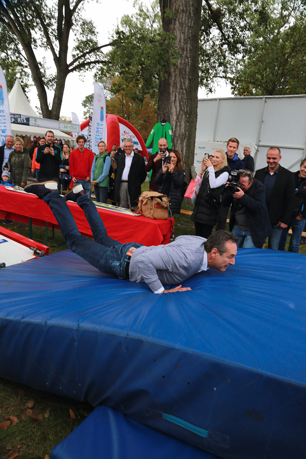 Sportminister Strache als Überflieger