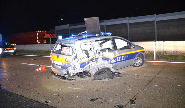 Nach Lkw-Kollision auf A1 crasht Kleinbus in Polizeiauto