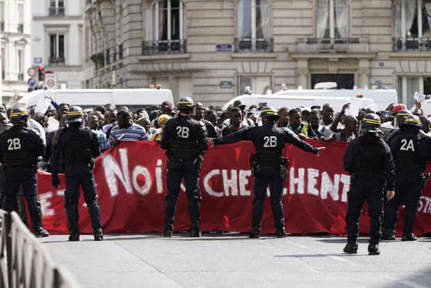Hunderte Migranten besetzen Pariser Pantheon