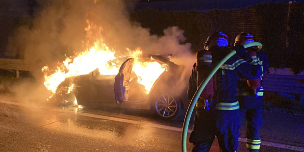 Spektakulärer Fahrzeugbrand auf der A2