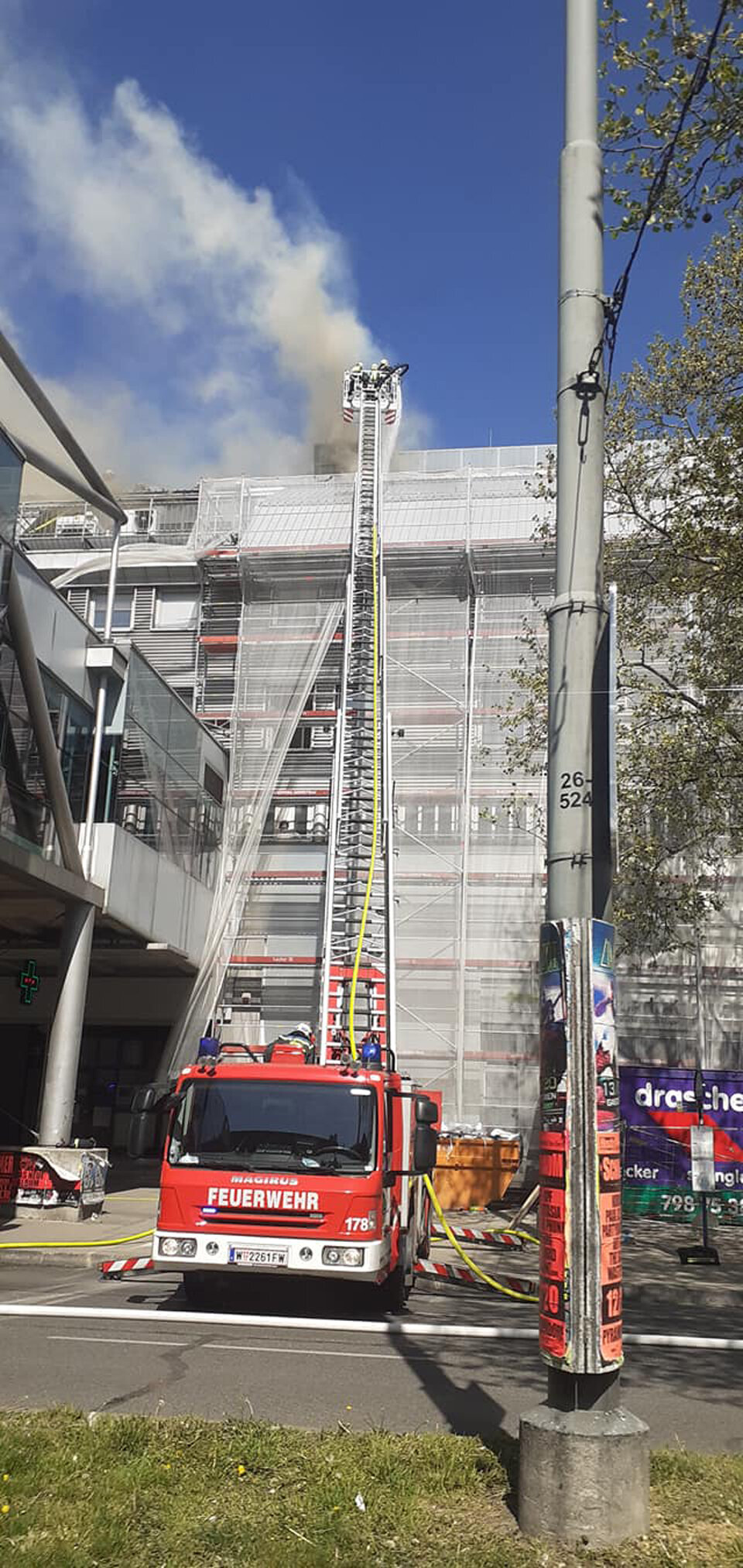 Großbrand in Wiener Donauzentrum: Feuer unter Kontrolle