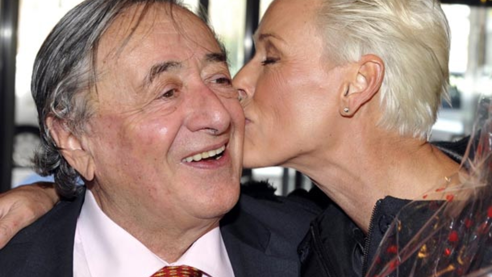 Brigitte Nielsen mit Mann in Wien gelandet oe24.at