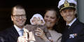 Prinzessin Victoria, Prinz Daniel und Prinz Carl Philip mit Baby Estelle